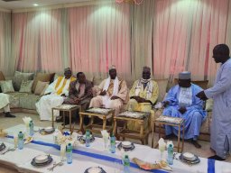 VISITE CHEZ LE KHALIFE DES MOURIDES CONDUISANT UNE DELEGATION AU NOM DU KHALIFE DE MEDINA BAYE CHEIKH MAHI IBRAHIMA NIASS